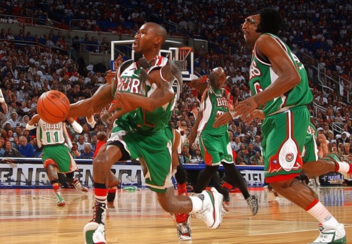 2000年NBA：艾弗森48分狂飙，76人逆转湖人经典对决回顾(图1)